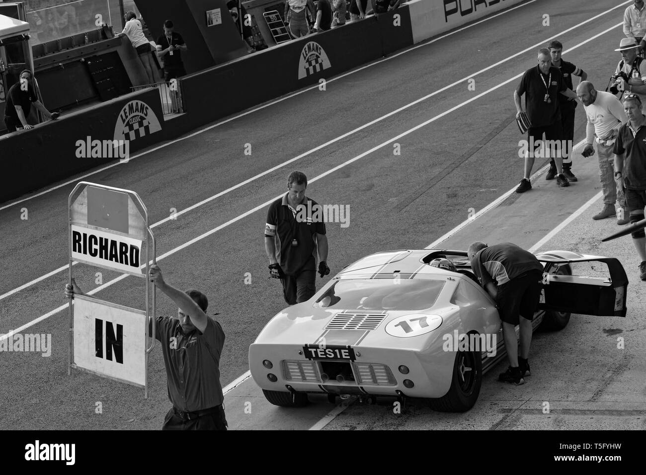 LE MANS, Frankreich, 7. Juli 2018: Ford GT40 in Gruben bei der Le Mans Classic. Keine andere Veranstaltung der Welt versammelt so viele alte Autos in der gleichen pl Stockfoto