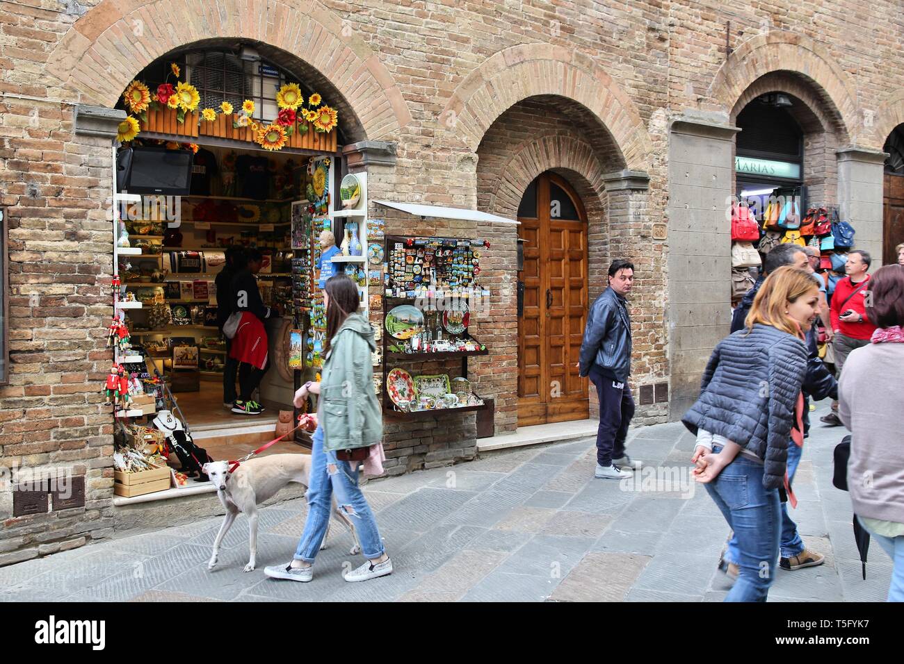 SAN GIMIGNANO, ITALIEN - 2. Mai 2015: die Menschen besuchen Sie die Altstadt von San Gimignano. Die mittelalterliche Stadt ist ein UNESCO-Weltkulturerbe seit 1990. Stockfoto
