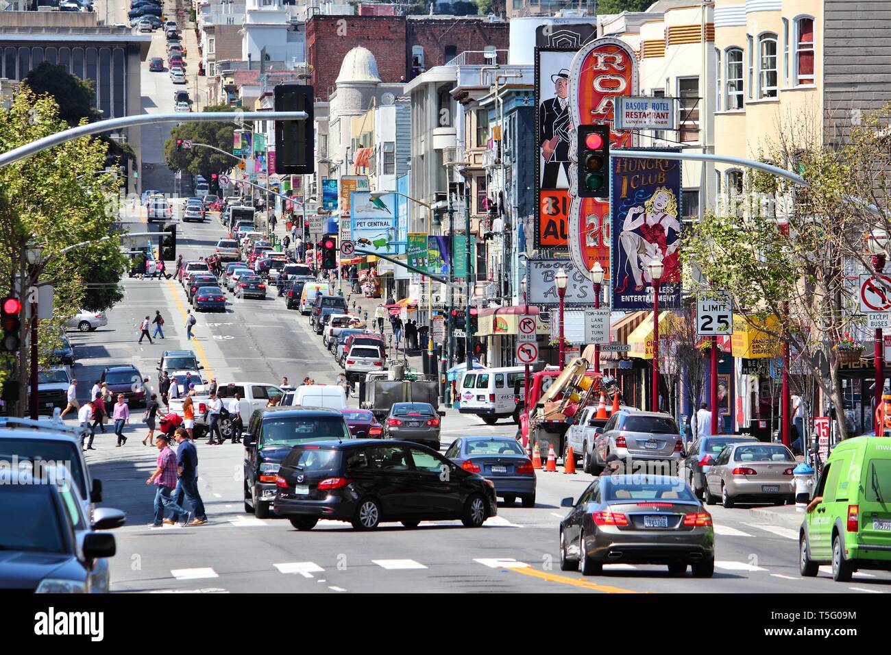 SAN FRANCISCO, USA - April 8, 2014: die Menschen besuchen die Broadway Street in San Francisco, USA. Broadway ist traditionell die SF's Red-Light District. Stockfoto