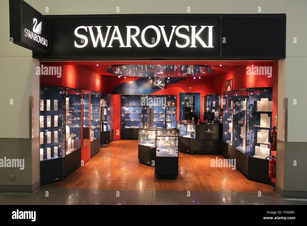 LONDON, Großbritannien - 16 April 2014: Swarovski Fashion Store in London Heathrow Flughafen, Großbritannien. Marke Swarovski besteht seit 1895 und hat 24,841 Mitarbeiter (Dez 2 Stockfoto