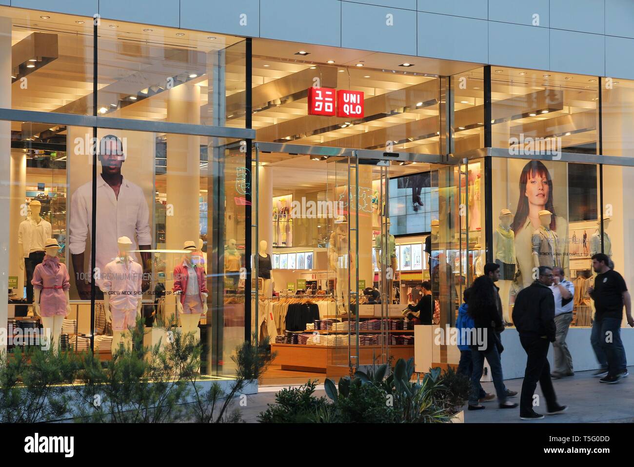 SAN FRANCISCO, USA - April 8, 2014: Leute gehen von Uniqlo Fashion Store in  San Francisco, USA. Uniqlo ist ein Japanischer Mode Marke mit 1.400 Filialen  in Stockfotografie - Alamy