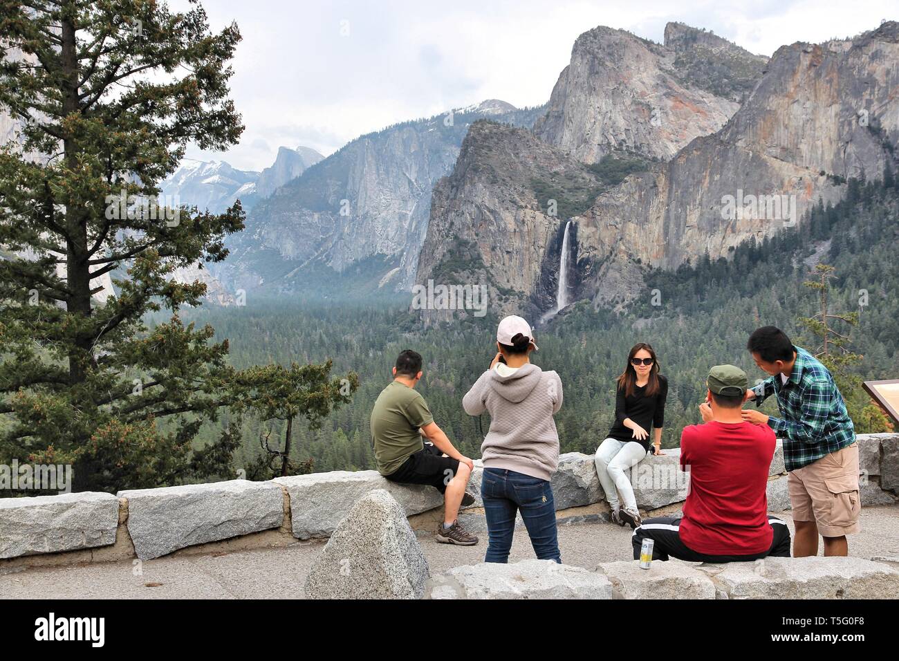 YOSEMITE, USA - 11. APRIL 2014: die Menschen besuchen den Yosemite National Park, Kalifornien. Der Park hatte 3,853,404 Besucher im Jahr 2012. Stockfoto