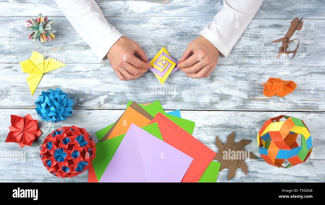 Man Hände erstellen Sie wunderschöne origami Spielzeug. Stockfoto