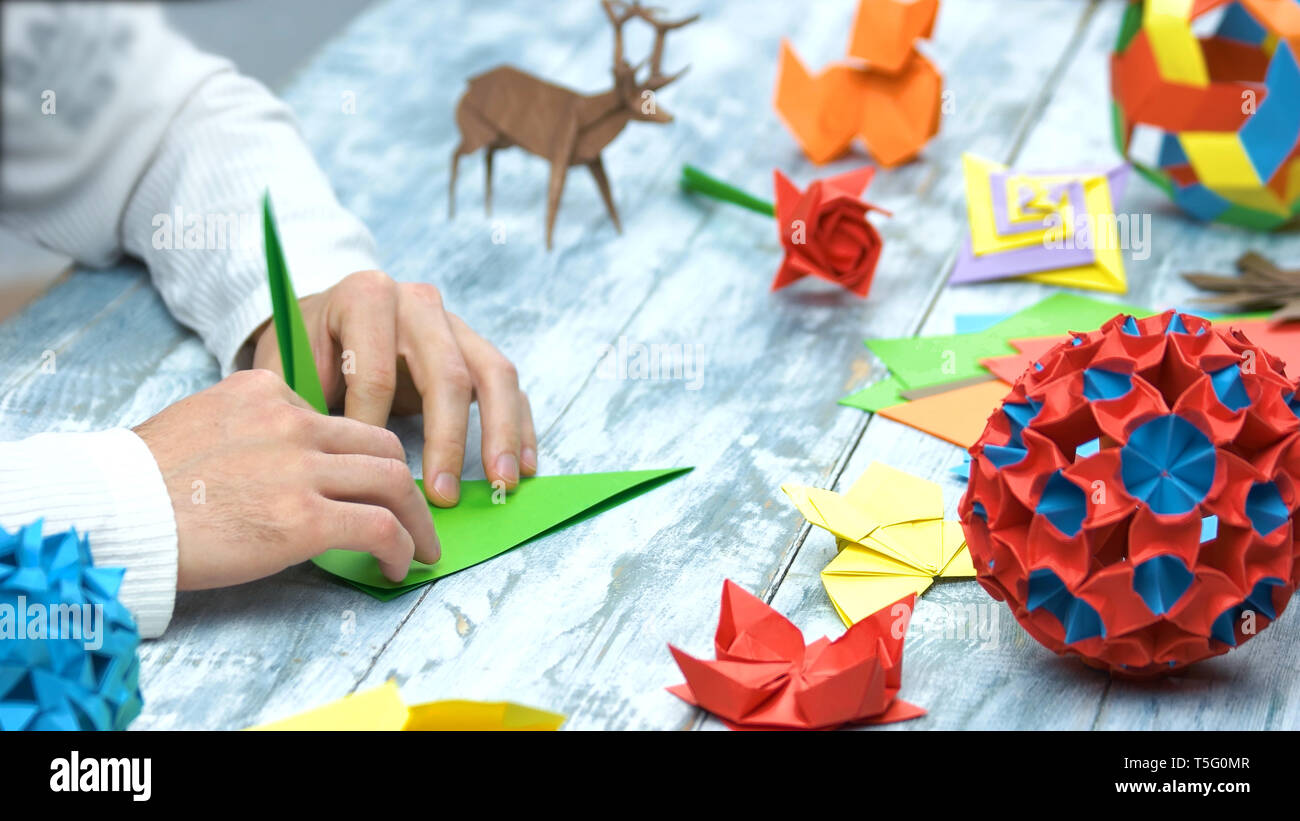 Mann an Origami falten Lektion. Stockfoto