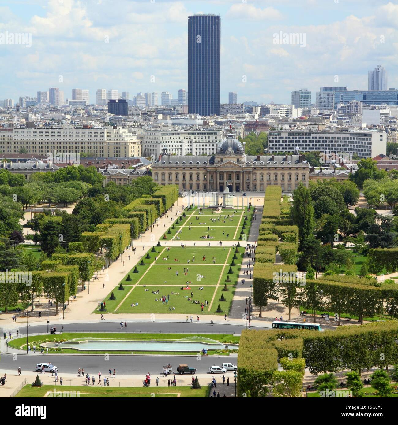 Paris, Frankreich - Stadtbild mit Gebiet der Mars Gärten und Montparnasse Hochhaus. UNESCO-Weltkulturerbe. Quadratische Komposition. Stockfoto