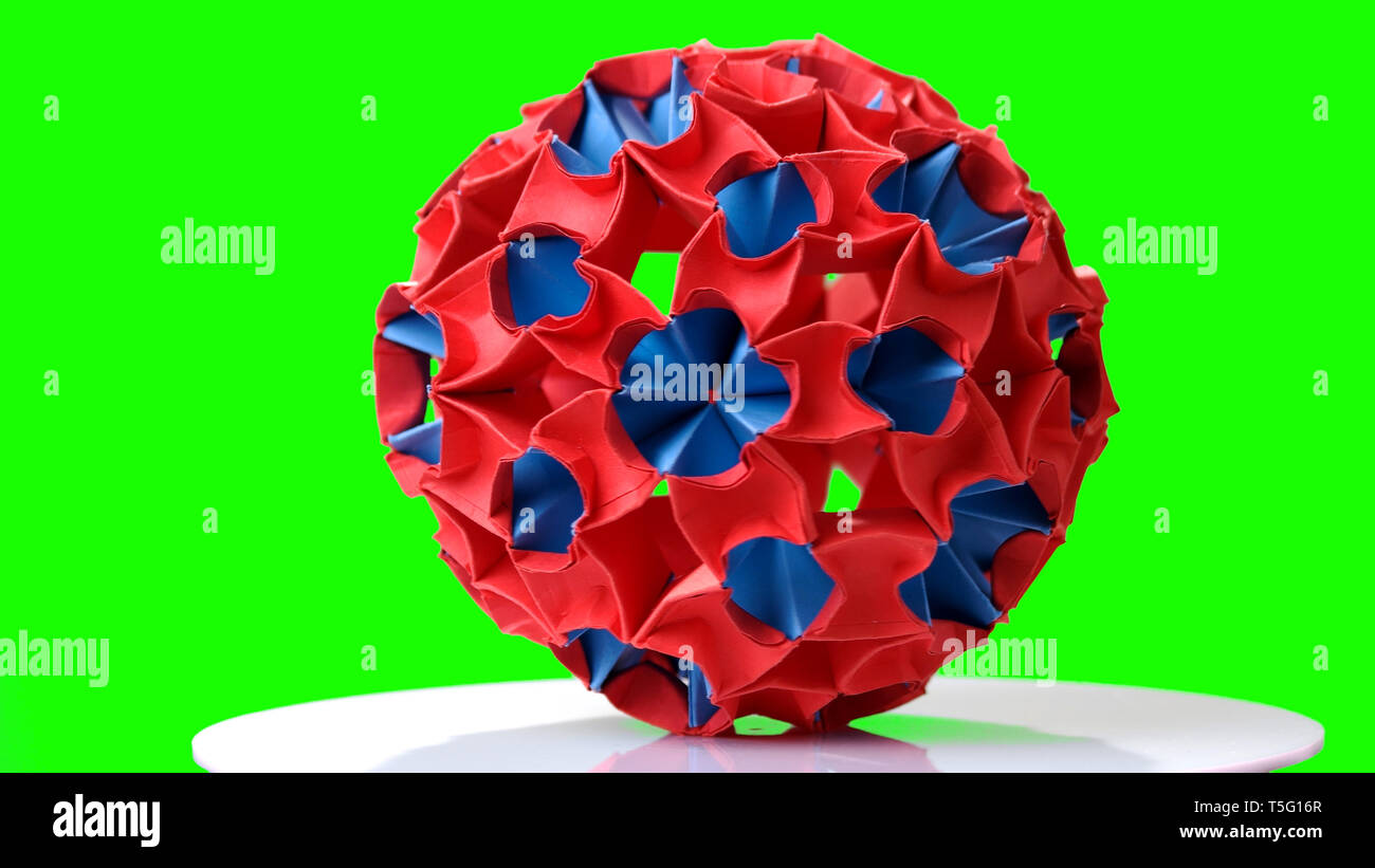 Origami Abbildung auf grünem Hintergrund. Stockfoto