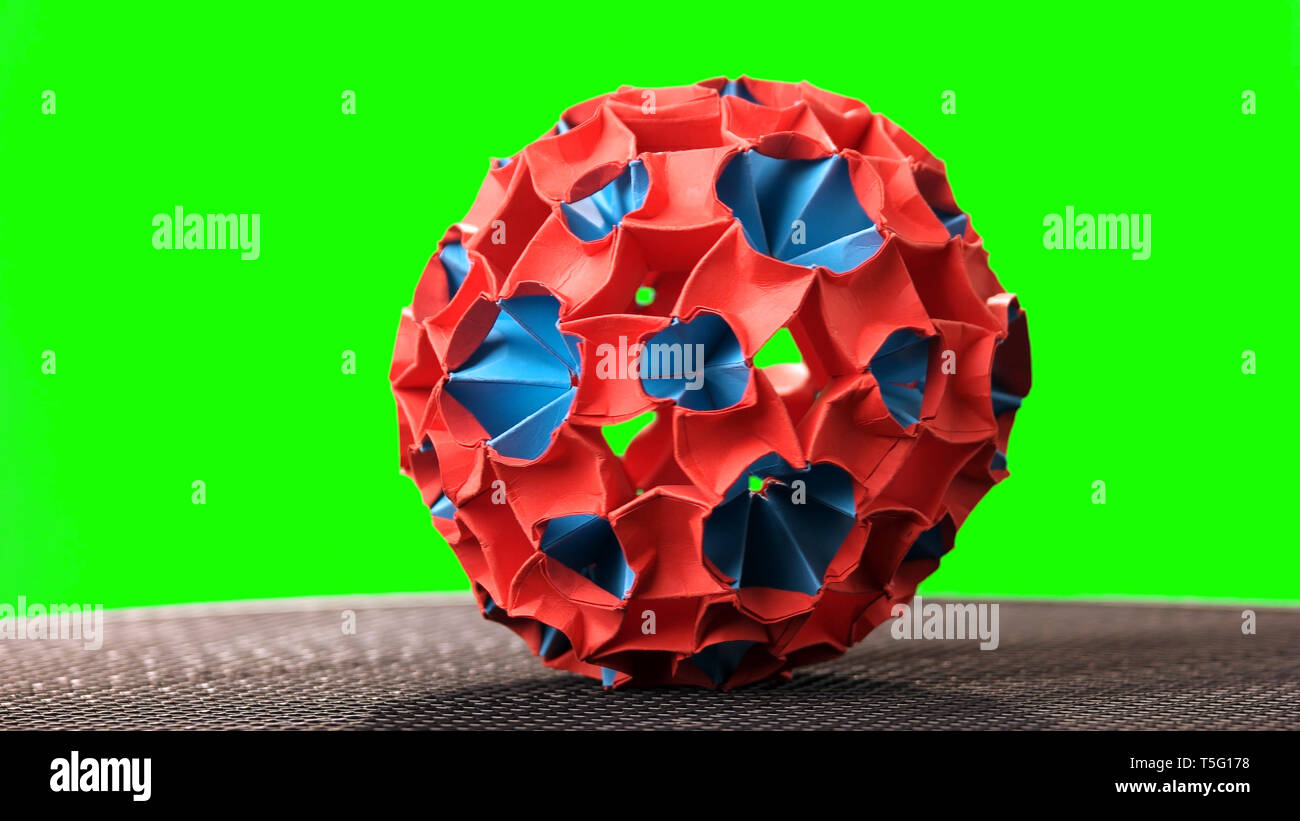 Blumige kusudama Ball auf grünem Hintergrund. Stockfoto