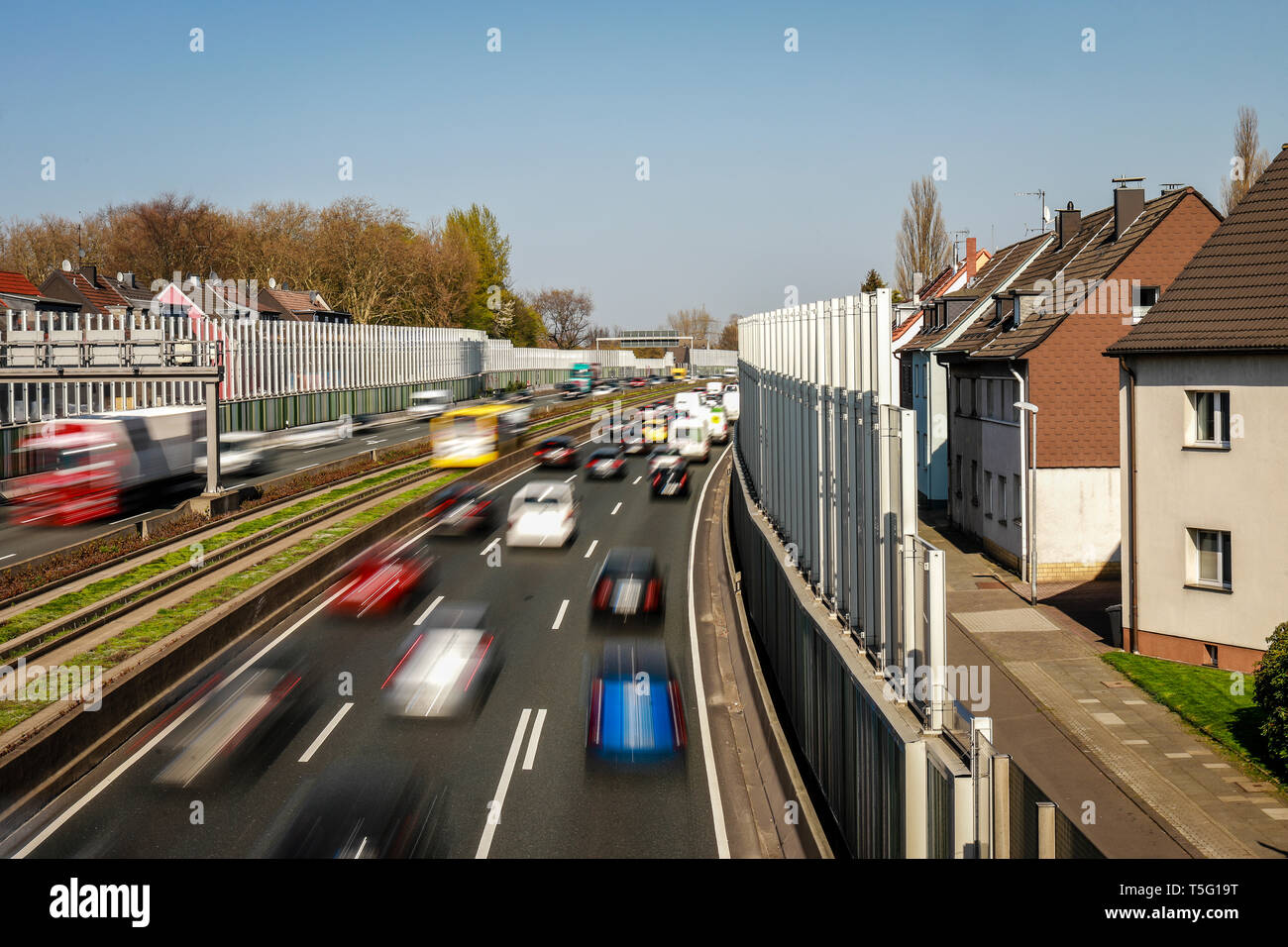 Essen, Ruhrgebiet, Nordrhein-Westfalen, Deutschland - berufsverkehr auf der Autobahn A40, Auto- und Busverkehr, eine Lärmschutzwand reduziert Geräusche pollu Stockfoto