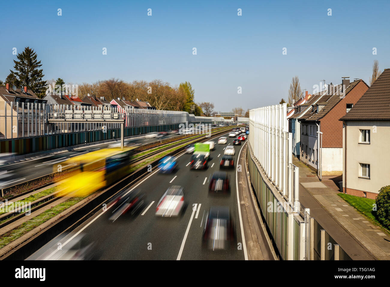 Essen, Ruhrgebiet, Nordrhein-Westfalen, Deutschland - berufsverkehr auf der Autobahn A40, Auto- und Busverkehr, eine Lärmschutzwand reduziert Geräusche pollu Stockfoto