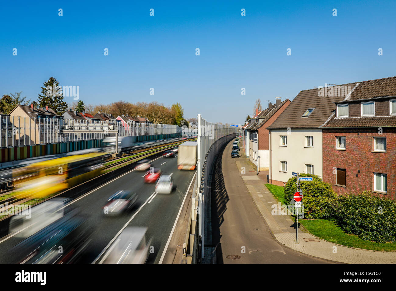 Essen, Ruhrgebiet, Nordrhein-Westfalen, Deutschland - berufsverkehr auf der Autobahn A40, Auto- und Busverkehr, eine Lärmschutzwand reduziert Geräusche pollu Stockfoto