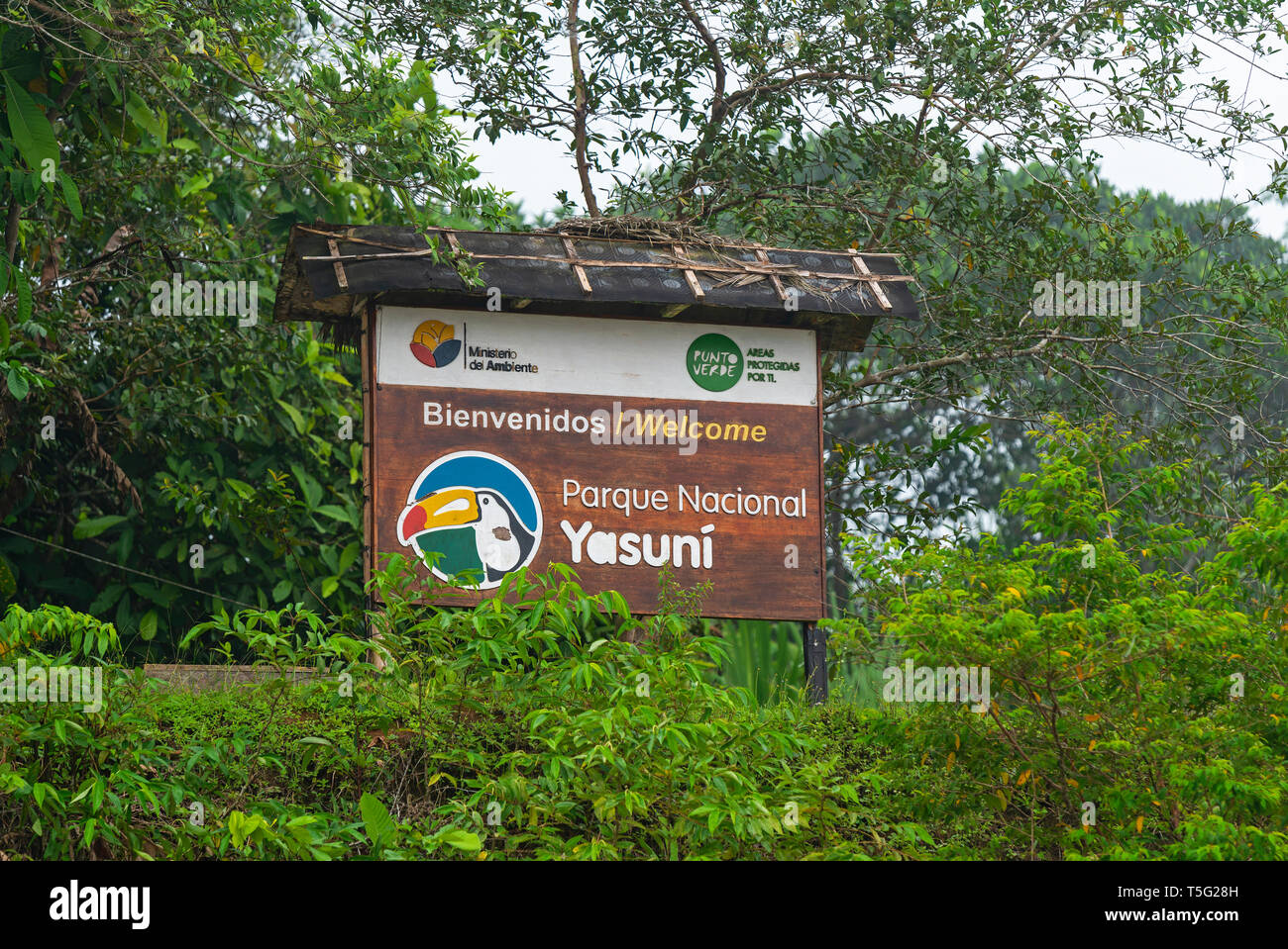 Eingangsschild des Yasuni National Park im Amazonas-Regenwald-Becken von Ecuador. Einer der artenreichsten Orte im südamerikanischen Dschungel. Stockfoto