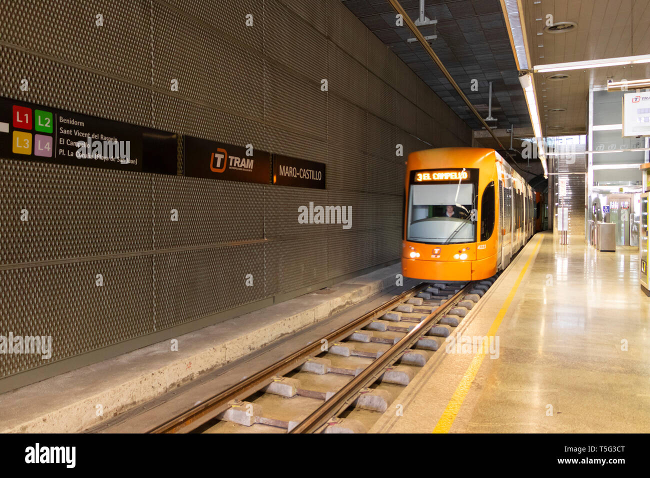 Orange El Campello gebunden u-bahn Geschwindigkeiten in Marq - Castillo Rapid Transit Bahnhof in Alicante Spanien Stockfoto