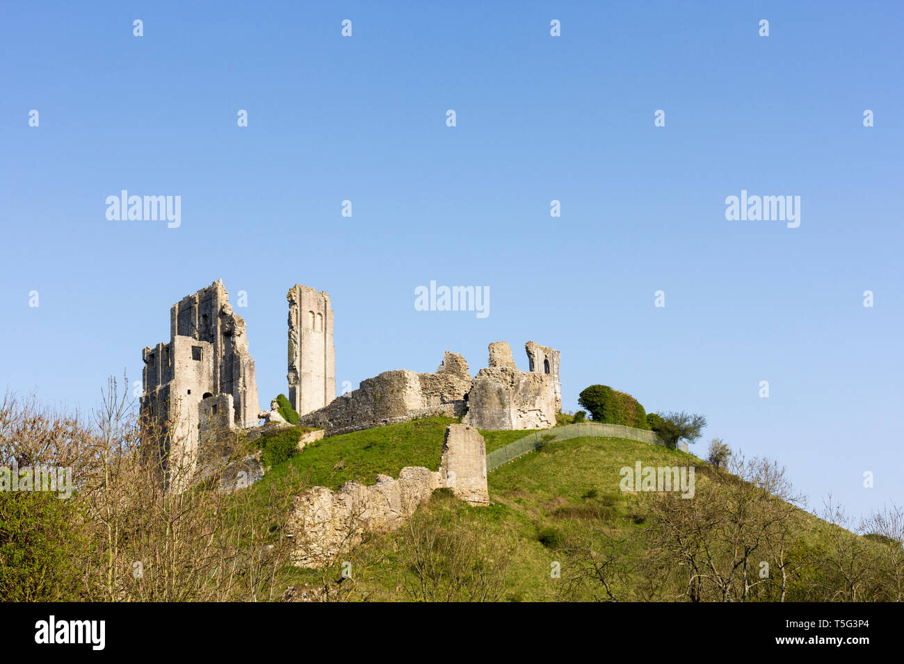 Blick auf den mittelalterlichen historischen Ruinen von Corfe Castle in Dorset, England. Großbritannien Stockfoto
