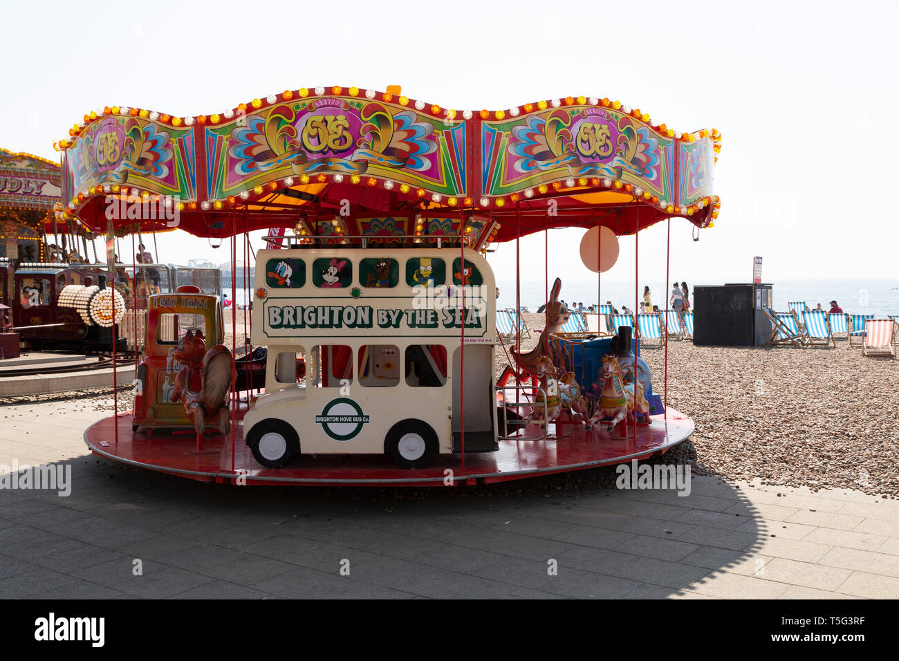 Ein Karussell an der Brighton, East Sussex, England. Datensatz Ostern waren die Temperaturen in England im Jahr 2019 aufgezeichnet. Stockfoto