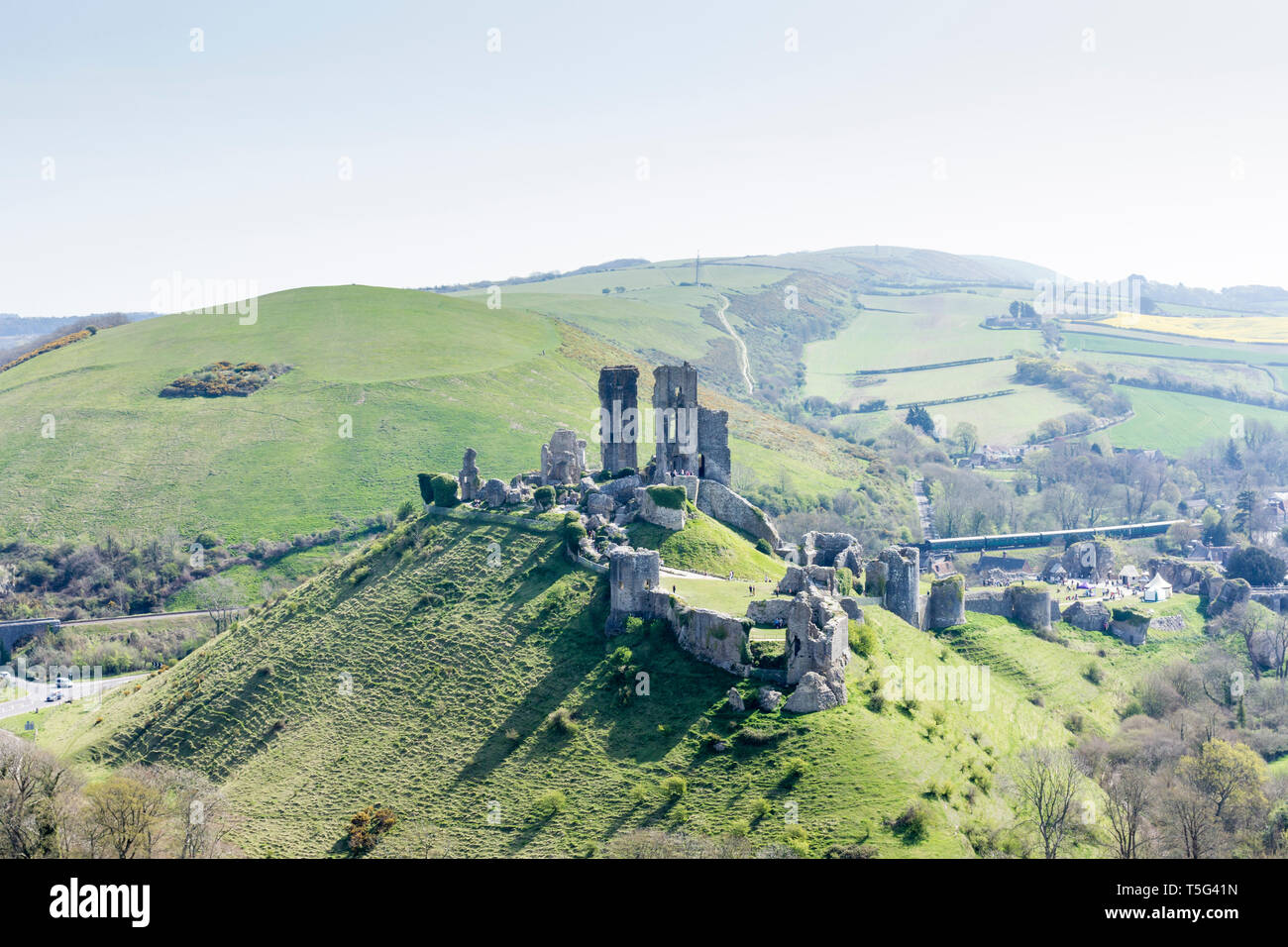 Blick von oben auf den Corfe Castle in Dorset, England, Großbritannien Stockfoto