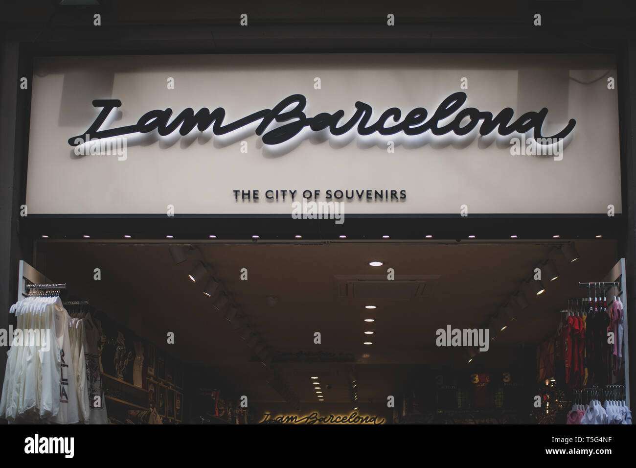 Barcelona, Spanien. 15. April 2019. Ein Souvenirshop vorne in der Stadt Barcelona. Stockfoto