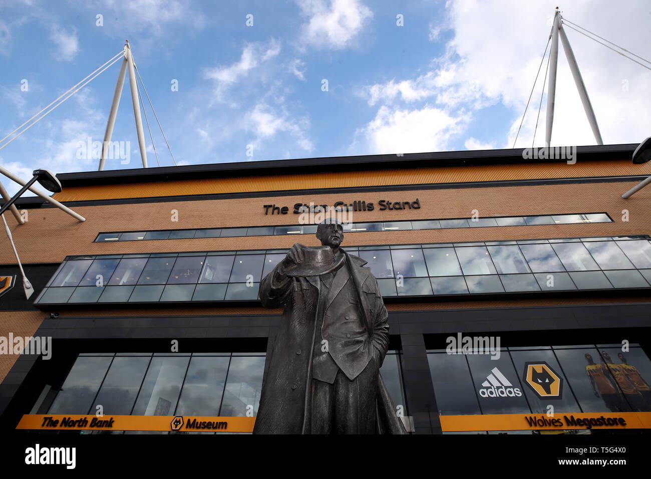 Die Statue von Stan Cullis außerhalb seines Namens stand auf der Erde, vor der Premier League Spiel im Molineux, Wolverhampton. Stockfoto