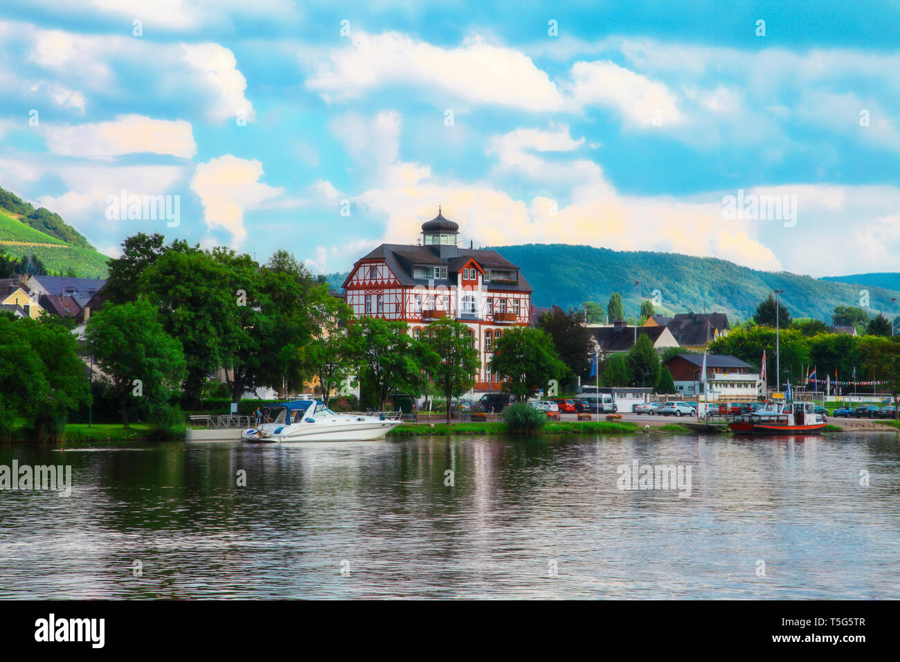 Mit Blick auf die Mosel auf einem wunderschönen Fachwerkhaus Stockfoto Mit Blick auf die Mosel auf einem wunderschönen Fachwerkhaus Stockfoto