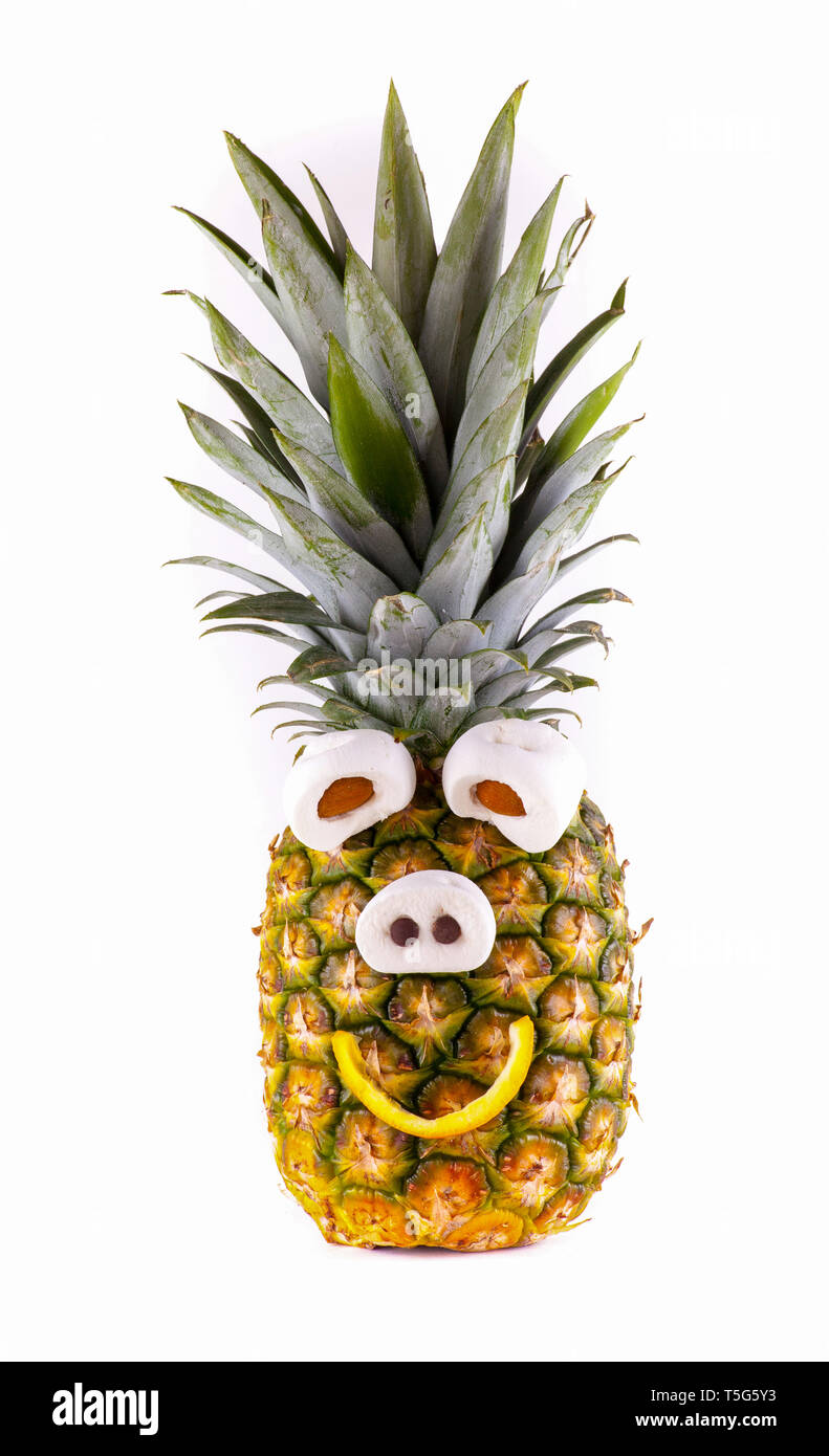 Lustige Ananas für den Kindergeburtstag - auf einem weißen Hintergrund. Stockfoto