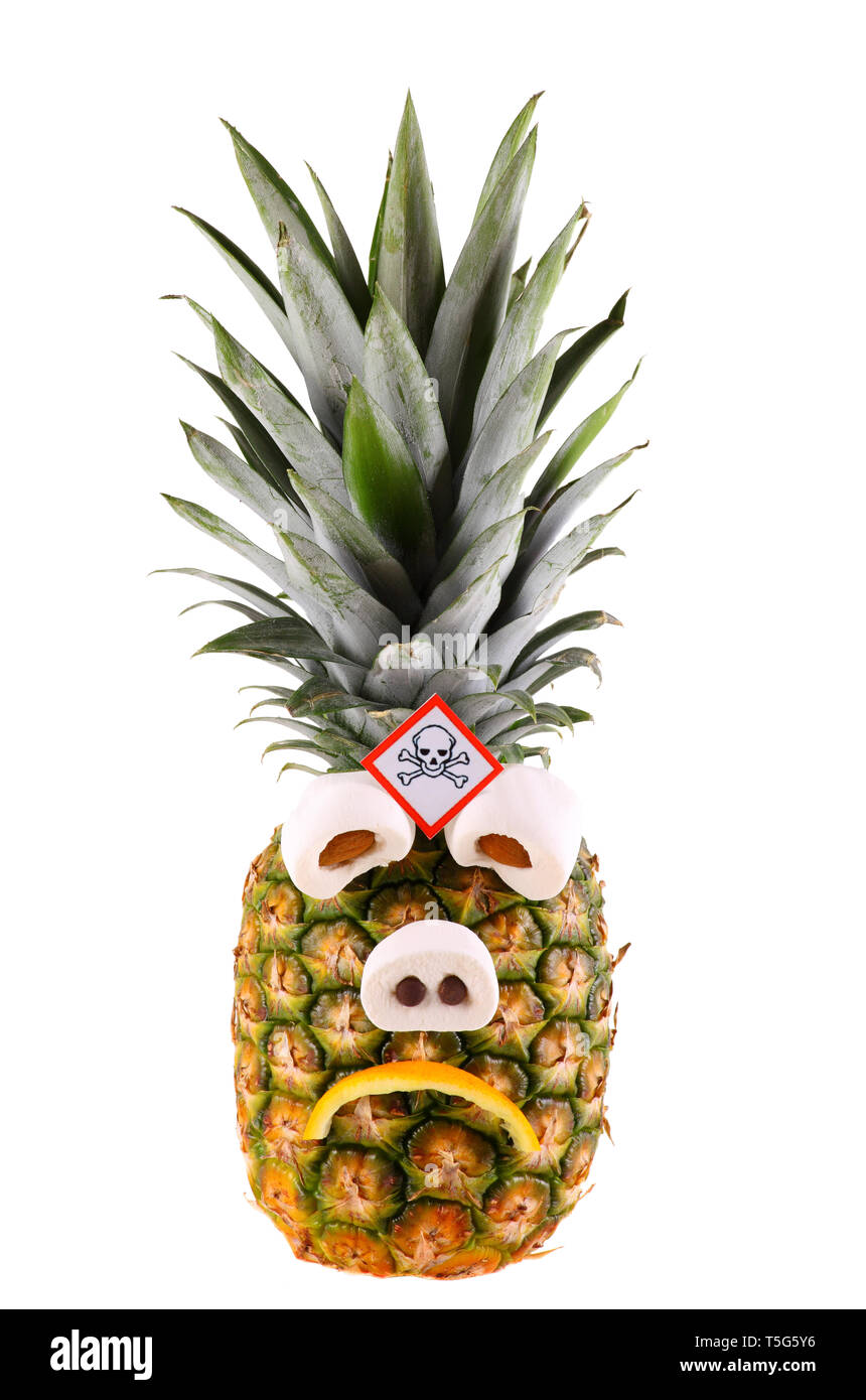 Traurig Ananas mit Gift Symbol - auf einem weißen Hintergrund. Stockfoto