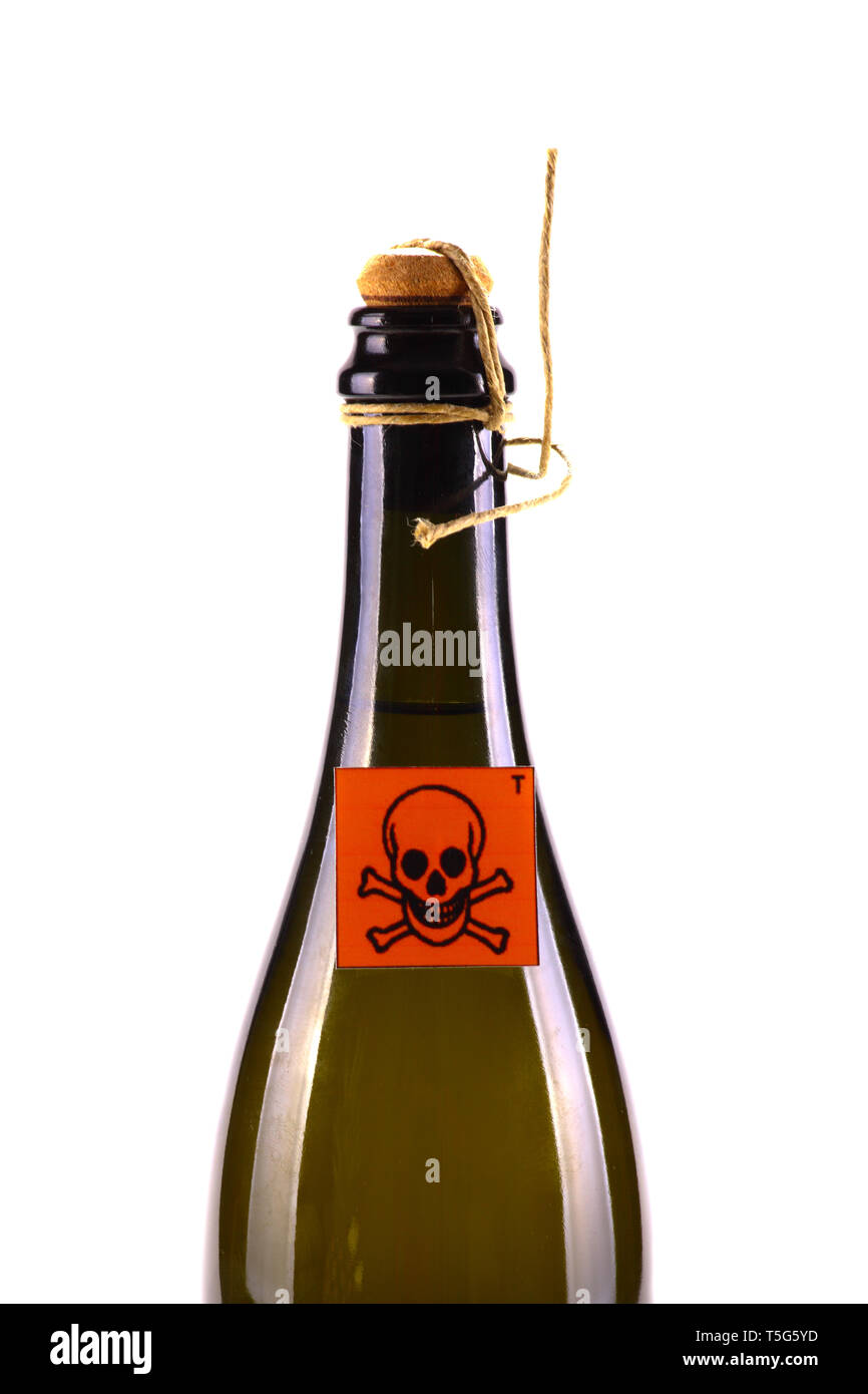Weinflasche mit Gift Symbol auf weißem Hintergrund. Stockfoto