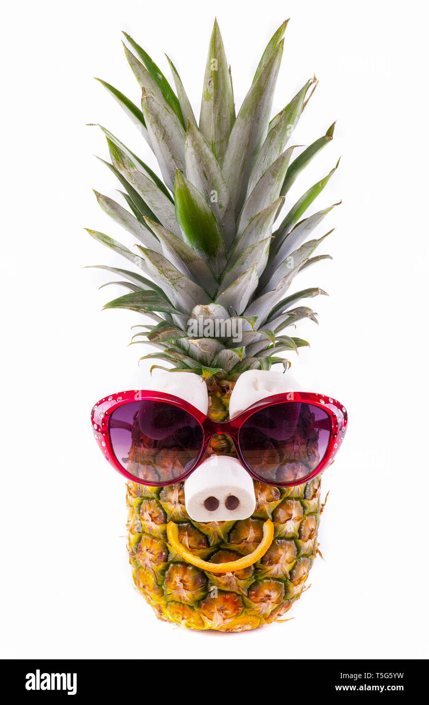 Lustige Ananas mit Sonnenbrille für den Kindergeburtstag - isoliert Stockfoto