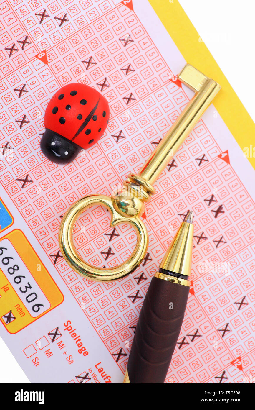 Lotterie - einen ausgefüllten Lottoschein mit Stift und Glück Symbole. Stockfoto