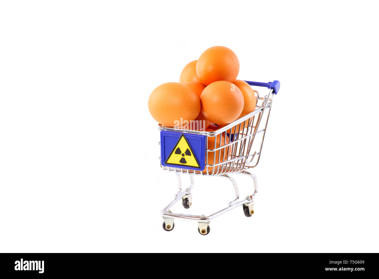 Radioaktiv kontaminierte Eier in einem Warenkorb - isoliert Stockfoto