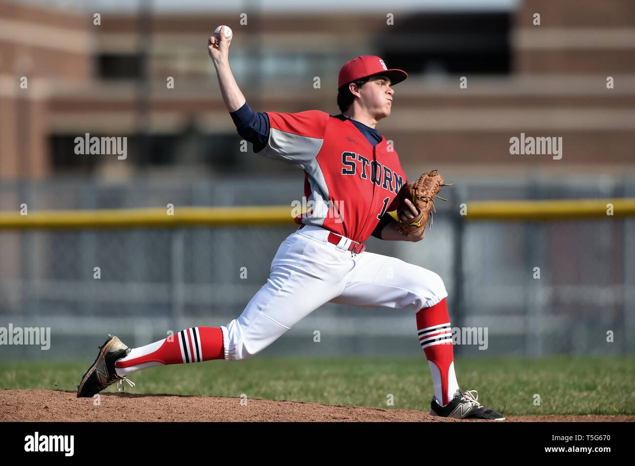 Auf dem Damm, ein Krug Freigeben einer Tonhöhe zu einem wartenden hitter. USA. Stockfoto