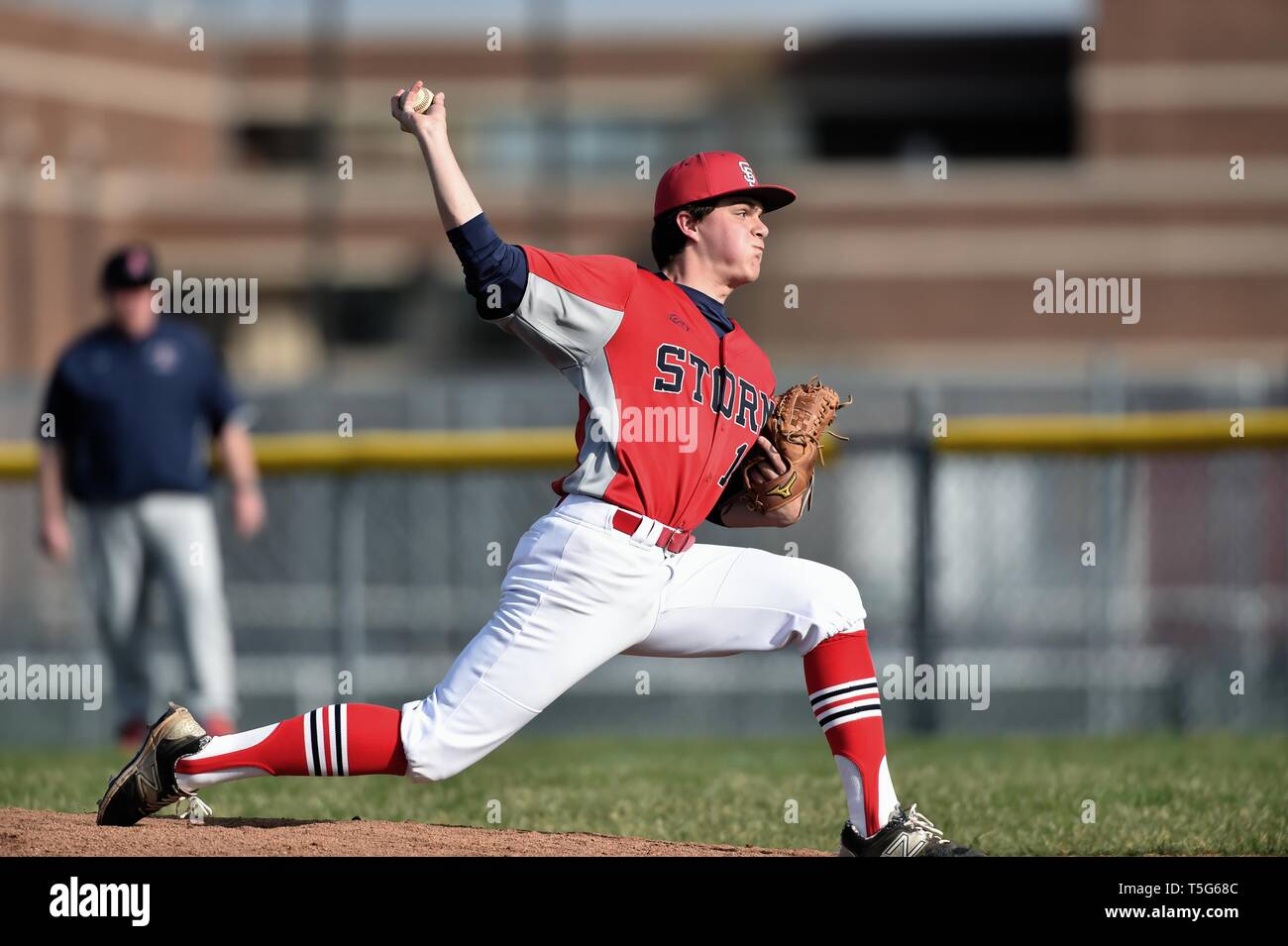 Auf dem Damm, ein Krug Freigeben einer Tonhöhe zu einem wartenden hitter. USA. Stockfoto