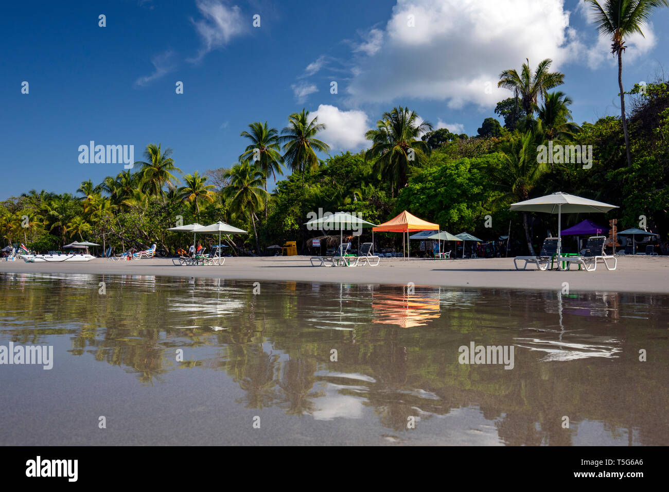 Sonnenschirm Reflexionen über Espadilla Norte Strand, Manuel Antonio, Quepos, Costa Rica Stockfoto