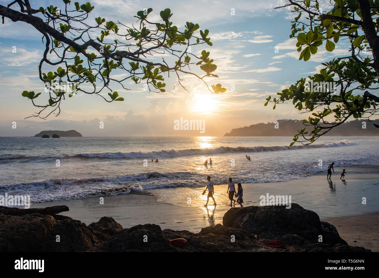Sonnenuntergang am Strand Espadilla Norte, Manuel Antonio, Quepos, Costa Rica Stockfoto