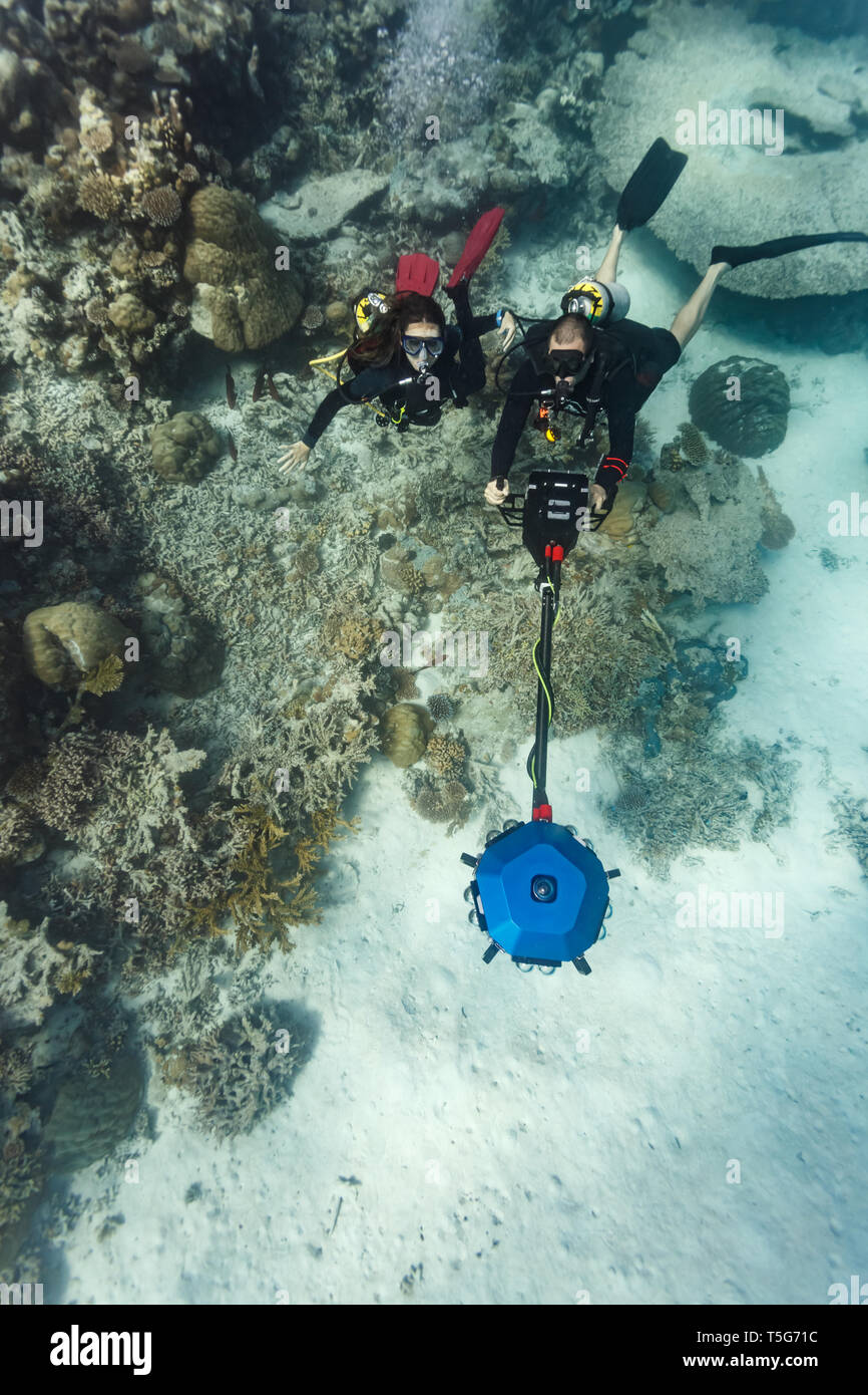 Closeup nach unten Vorgehen als Kameramann diver Filme Korallenriff mit 3D-Kamera Stockfoto