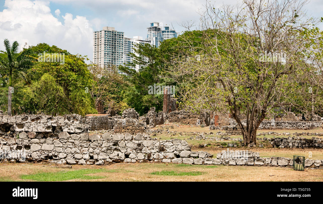 Panama Viejo Ruinen inmitten der modernen Skyline der Stadt, und das Innere des Museo de la Plaza Mayor Stockfoto