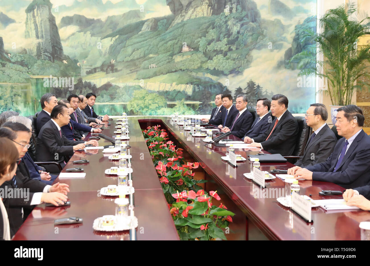 Peking, China. 24 Apr, 2019. Der chinesische Präsident Xi Jinping trifft sich mit Toshihiro Nikai, der japanische Premierminister Sondergesandter und Generalsekretär der Liberalen Demokratischen Partei, vor der zweiten Riemen und Straße Forum für internationale Zusammenarbeit in Peking, der Hauptstadt von China, 24. April 2019. Credit: Huang Jingwen/Xinhua/Alamy leben Nachrichten Stockfoto