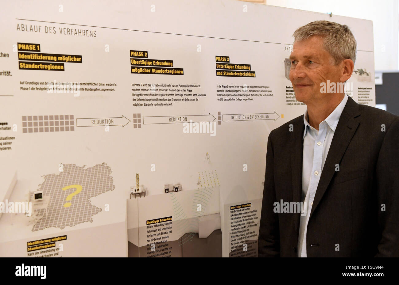 Kiel, Deutschland. 24 Apr, 2019. Wolfram König, Präsident des Bundesamtes für Nukleare Sicherheit, steht an eine Informationstafel. In Kiel, eine bundesweite Reihe von Informationsveranstaltungen auf die Suche nach einem Endlager für hochradioaktive Abfälle wird in den Abend starten. Credit: Carsten Rehder/dpa/Alamy leben Nachrichten Stockfoto