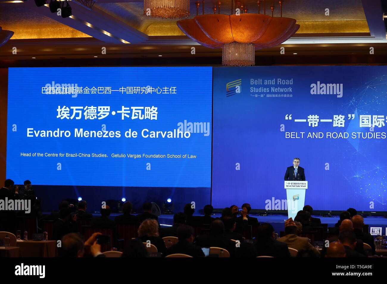 Peking, China. 24 Apr, 2019. Evandro Menezes de Carvalho, Leiterin des Zentrums für Studien der Brazil-China Getulio Vargas Foundation Schule des Gesetzes, spricht bei der Eröffnung Tagung der Riemen und die Straße Studien Netzwerk (BRSN) in Peking, der Hauptstadt von China, 24. April 2019. Den Riemen und die Straße Studien Netzwerk (BRSN), der zu Xinhua Institut und 15 anderen Think Tanks begonnen wurde, wurde in Peking Mittwoch eingeweiht. Credit: Zhang Leonora Vllasaliu/Xinhua/Alamy leben Nachrichten Stockfoto