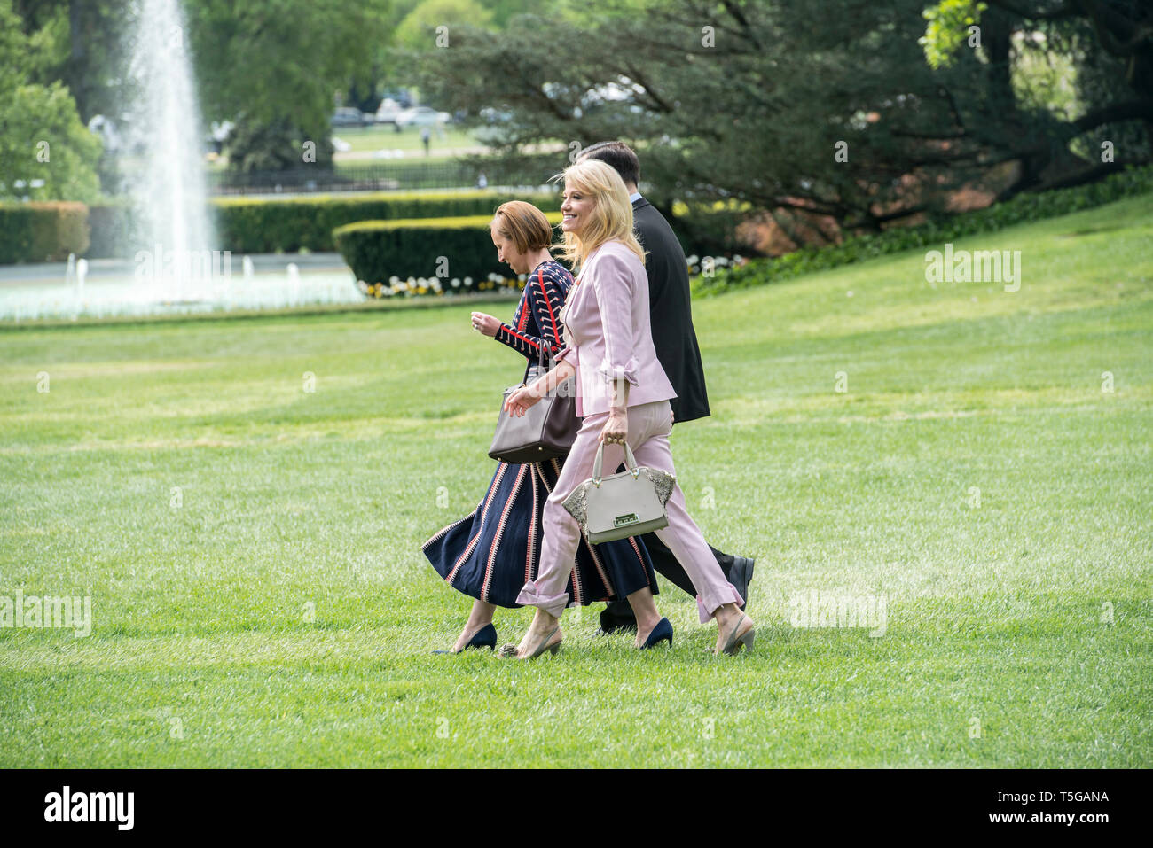 Washington DC, 24. April 2019, USA: Kellyanne Conway, Berater des Präsidenten J Donald Trump Wanderungen zu den Hubschrauber Präsident Trump und First Lady Melania Trump zu begleiten wenn sie nach Georgien für eine Droge Konferenz gehen. Patsy Lynch/MediaPunch Stockfoto