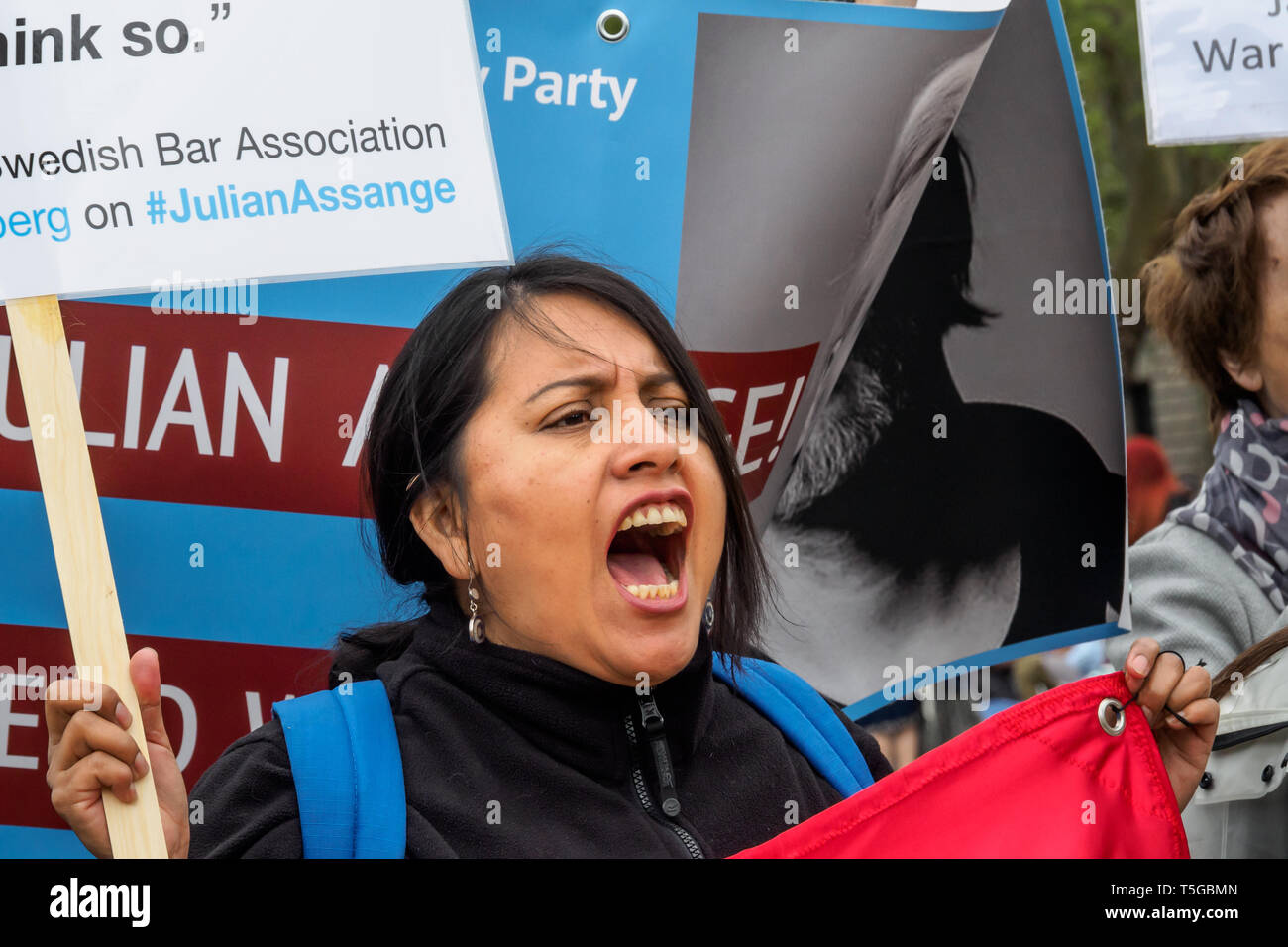 London, Großbritannien. 24 Apr, 2019. Demonstranten in Parliament Square support Julian Assange und für seine Freilassung. Sie sagen, daß er nicht in die USA ausgeliefert werden soll, sobald er mit mehr schwere Verbrechen aufgeladen wird und für das Leben gesperrt als Abschreckung für andere Whistleblower. Redner waren Menschenrechtsaktivisten Peter Tatchell und Afshin Rattansi aus RT's 'unterirdisch' News Programm. Sie verurteilten die Korrupten ecuadorianische Präsident Moreno für seinen Asylantrag zurückzuziehen und die britische Polizei die Botschaft zu geben und ihn verhaften. Credit: Peter Marschall/Alamy leben Nachrichten Stockfoto