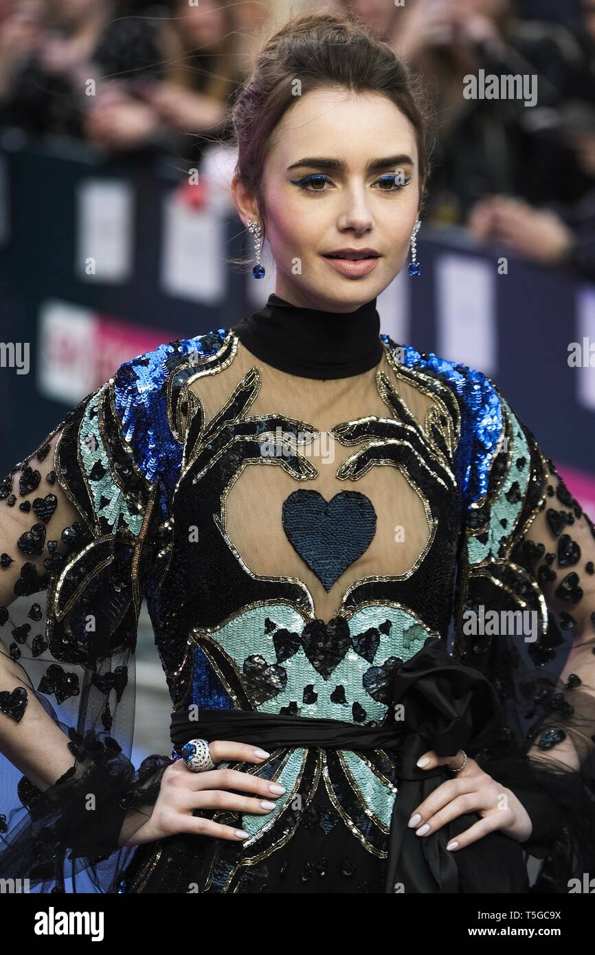 London, Großbritannien. 24 Apr, 2019. Lily Collins kommt an die Europäische Premiere von Sky Kinos extrem Böse, erschreckend Bösen und Gemeinen im Curzon Mayfair am Mittwoch, April 24, 2019. Credit: Julie Edwards/Alamy leben Nachrichten Stockfoto