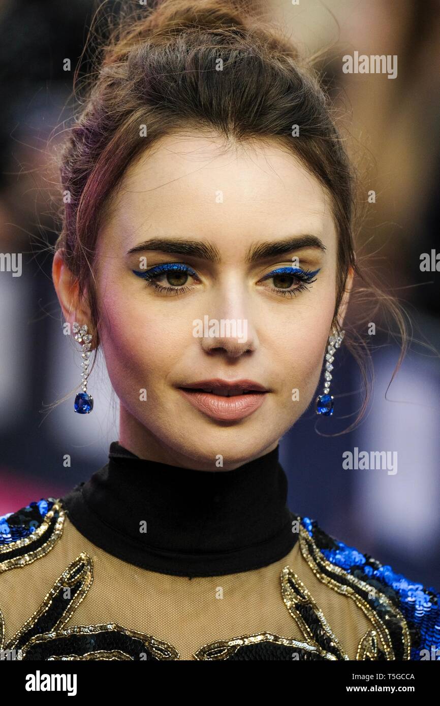 London, Großbritannien. 24 Apr, 2019. Lily Collins kommt an die Europäische Premiere von Sky Kinos extrem Böse, erschreckend Bösen und Gemeinen im Curzon Mayfair am Mittwoch, April 24, 2019. Credit: Julie Edwards/Alamy leben Nachrichten Stockfoto