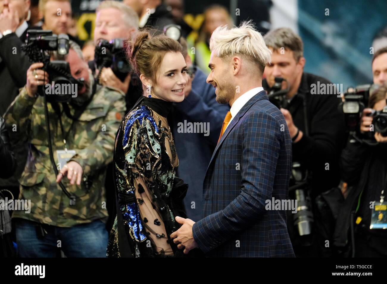 London, Großbritannien. 24 Apr, 2019. Lily Collins und Zac Efron erreicht das Europäische Premiere von Sky Kinos extrem Böse, erschreckend Bösen und Gemeinen im Curzon Mayfair am Mittwoch, April 24, 2019. Credit: Julie Edwards/Alamy leben Nachrichten Stockfoto