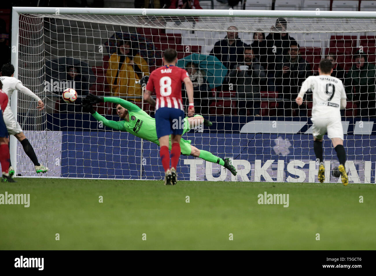 Madrid, Spanien. 24 Apr, 2019. Madrid, Spanien; 24/04/2019. Fußball der Liga Match 34, Atletico de Madrid gegen FC Valencia gehalten am Wanda Metropolitano Stadium, in Madrid. Oblak Atletico de Madrid Torwart, Daniel Parejo Valencia player Strafe Ziel Endstand 3-2 Atletico de Madrid Sieger Credit: Juan Carlos Rojas/Picture Alliance | Verwendung weltweit/dpa/Alamy leben Nachrichten Stockfoto