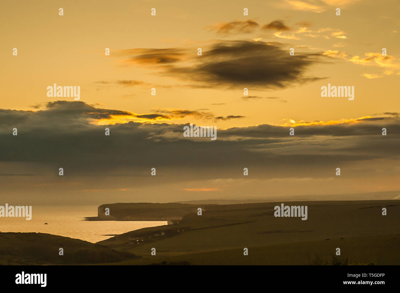 Eastbourne, East Sussex, UK..24. April 2019..Dramatischer Wetterwechsel, interessante Wolken über den South Downs, wenn die Temperatur wieder auf die saisonale Norm zurückgeht, etwa 9 Grad, als dieses Bild aus dem Gebiet von Beachy Head mit Blick auf Birling Gap aufgenommen wurde. . Stockfoto