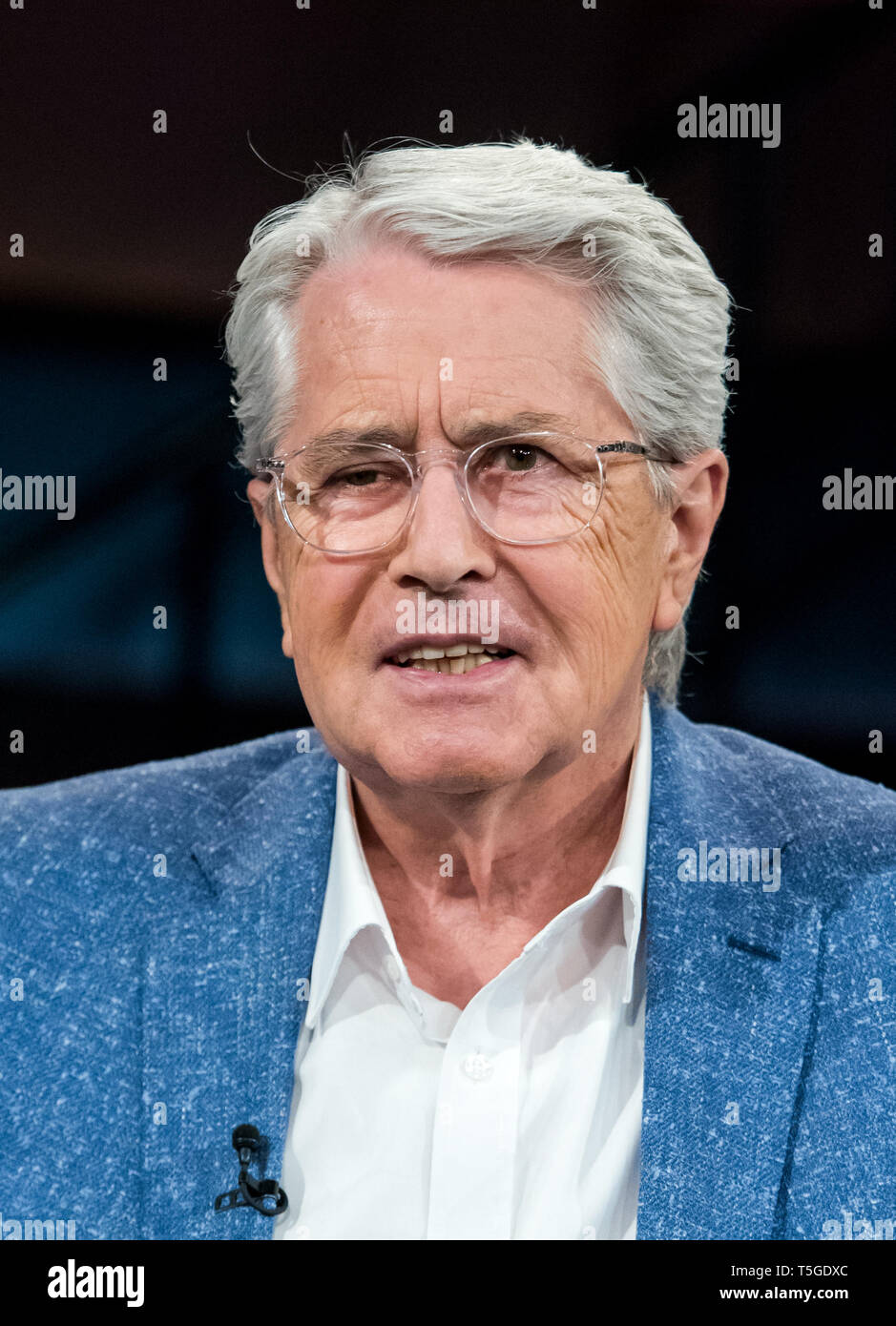 Hamburg, Deutschland. 24 Apr, 2019. Frank Elstner, TV-Moderatorin, sitzt in das Programm während der Aufzeichnung der ZDF-Talkshow 'Markus Lanz'. Elstner wurde zu einem Millionenpublikum als TV-Entertainer bekannt. Nun ist die 77-jährige Macht seines Parkinson Krankheit. Credit: Daniel Bockwoldt/dpa/Alamy leben Nachrichten Stockfoto
