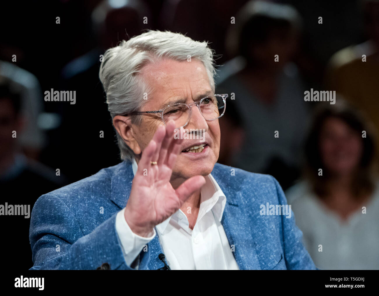 Hamburg, Deutschland. 24 Apr, 2019. Frank Elstner, TV-Moderatorin, sitzt in das Programm während der Aufzeichnung der ZDF-Talkshow 'Markus Lanz'. Elstner wurde zu einem Millionenpublikum als TV-Entertainer bekannt. Nun ist die 77-jährige Macht seines Parkinson Krankheit. Credit: Daniel Bockwoldt/dpa/Alamy leben Nachrichten Stockfoto