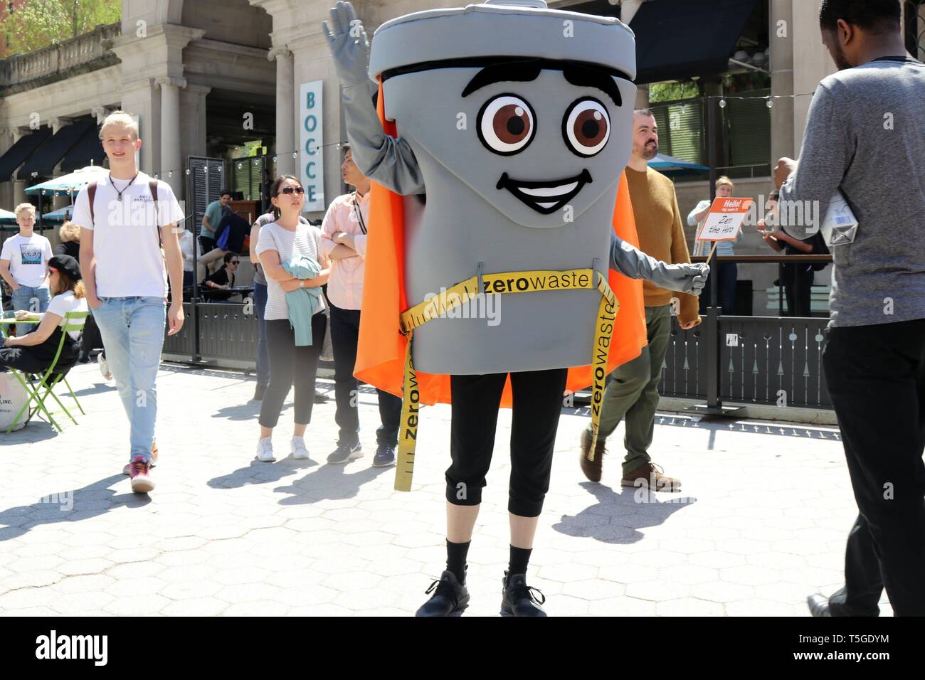 April 23, 2019 - New York City, New York, USA - New York Stadtreinigung (Nysd) veröffentlichten Namen für Ihre fünf bunte, energetische Verwertung Botschafter Maskottchen, die darauf abzielen, das Bewusstsein für Recycling und Kompostierung in der Stadt zu erhöhen. Die grauen Papierkorb ist ''0 der Held", "Die Kompostierung braun bin ist "Crappy", "die Grünen bin ist'' Pattie Papier", "Der Blaue bin ist'' Bobby.'' Und der Rasen und Blatt recycling Tasche ist ''Leif.'' Die Stadt versucht, Rampe herauf seine Recycling wie Märsche auf das ehrgeizige Ziel der senden Null Abfall auf Deponien bis 2030. (Bild: © G. Ro Stockfoto