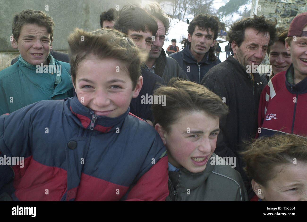 Arren, Albanien. 23. Jan 2002. Bewohner von Arren, Albanien, einem abgelegenen Bergdorf in Osteuropa Albanien, beobachten Sie die 10 Tonnen Mehl geliefert von Soldaten aus dem 10 Logistische Task Force 23.01.2002 entladen wird. Der 10 LTF führte die humanitäre Mission, Betrieb Berg Relief, 40 Tonnen Lebensmittel in drei isolierten Dörfern wie Arren, von Jan. 18-24, 2002 liefern. Credit: Bill Putnam/ZUMA Draht/Alamy leben Nachrichten Stockfoto