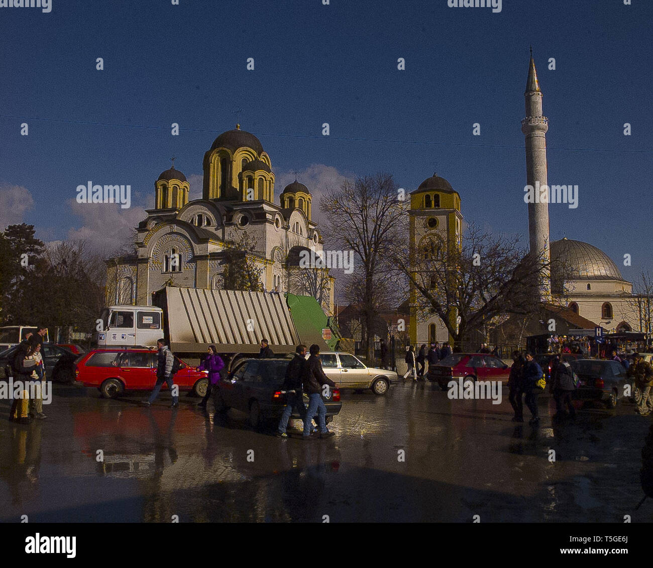 Ferizaj, Kosovo, Jugoslawien. 24 Apr, 2019. Eine orthodoxe Kirche und Moschee stehen Seite an Seite in Ferizaj, Kosovo, Jugoslawien, Feb 4, 2000. Credit: Bill Putnam/ZUMA Draht/Alamy leben Nachrichten Stockfoto