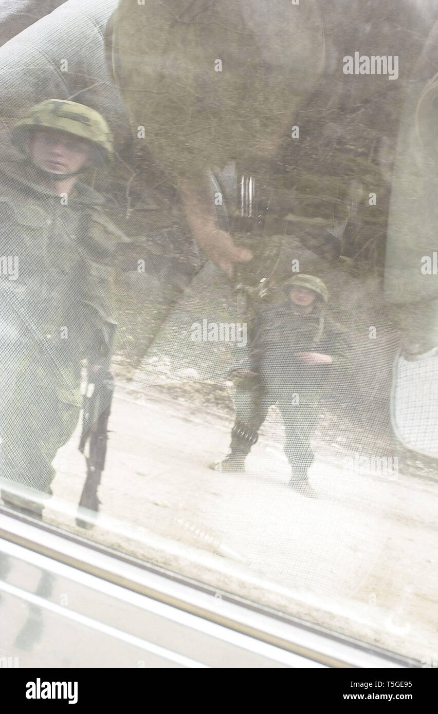 Strpce, Kosovo, Jugoslawien. 15 Apr, 2000. Polnischen Fallschirmjäger zusehen, wie ein anderer Fallschirmjäger sucht in einem Auto bei einer Verkehrskontrolle Punkt während einer Patrouille in der Nähe von Strpce, Kosovo, 15. April 2000. Credit: Bill Putnam/ZUMA Draht/Alamy leben Nachrichten Stockfoto